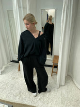 Load image into Gallery viewer, V-Neck Blouse Bella Black
