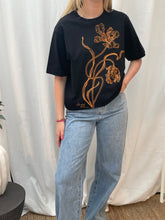 Load image into Gallery viewer, Vitória Vilela Botanical Tee Black
