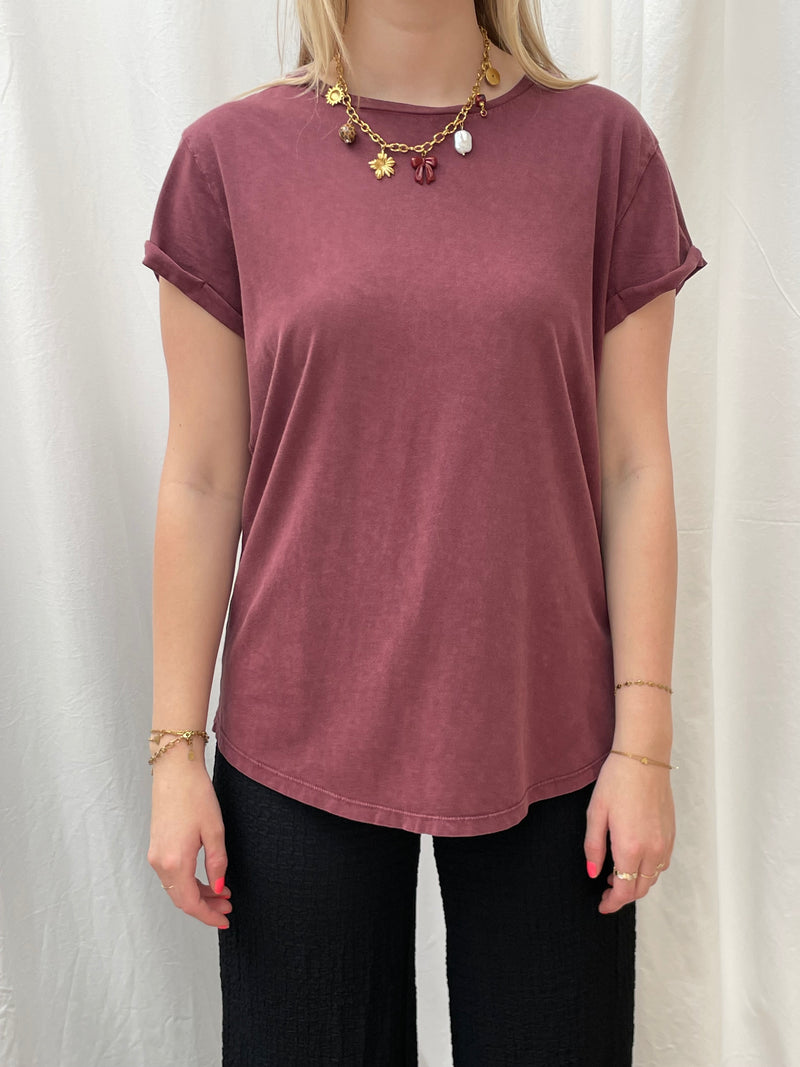 Organic t-shirt with rolled sleeves faded red