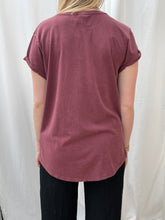 Afbeelding in Gallery-weergave laden, Organic t-shirt with rolled sleeves faded red
