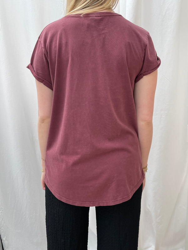 Organic t-shirt with rolled sleeves faded red