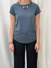 Afbeelding in Gallery-weergave laden, Organic t-shirt with rolled sleeves faded blue

