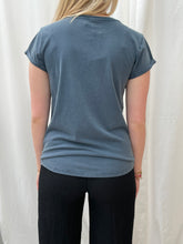 Afbeelding in Gallery-weergave laden, Organic t-shirt with rolled sleeves faded blue
