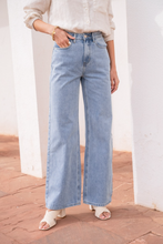 Load image into Gallery viewer, Wide-Leg Jeans Celestin Blue
